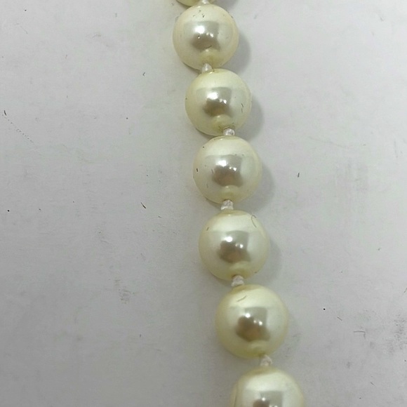 Vintage Faux Pearl Necklace - Picture 2 of 4
